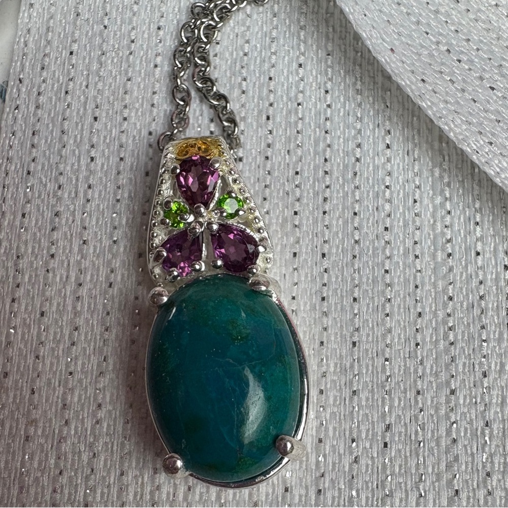 🦋💚Shadowkite Pendant Necklace💚🦋
